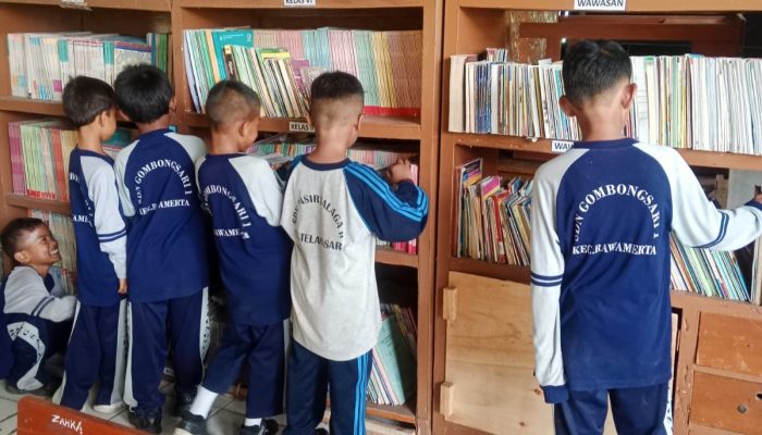 Mahasiswa KKN STIT Rakeyan Santang Revitalisasi Perpustakaan SDN Gombongsari yang Terbengkalai