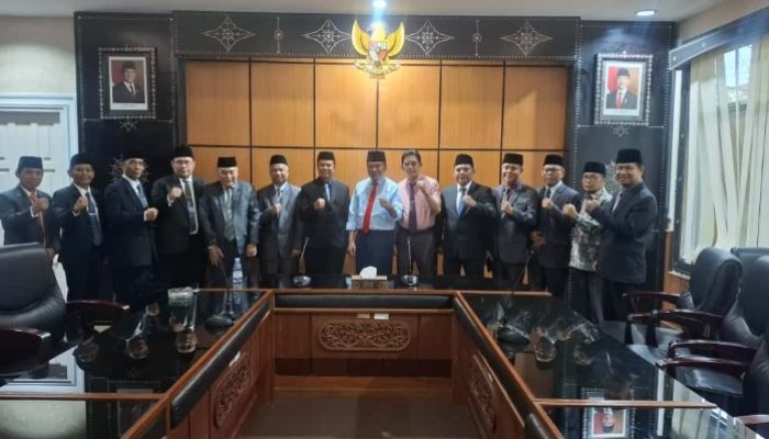 Klarifikasi Kakanwil Kemenag NTB Soal Video Viral Lempar Mikrofon: “Hanya Candaan, Kami Tertawa Bersama”