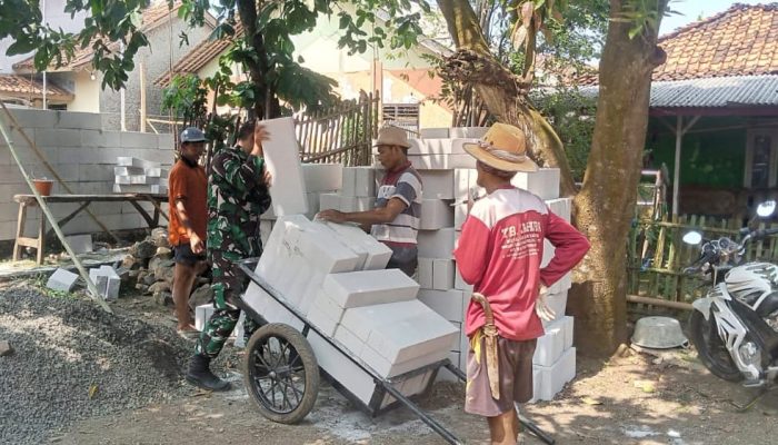 Babinsa Gandasari Bersama Warga Gotong Royong Bangun Sekolah Madrasah di Subang