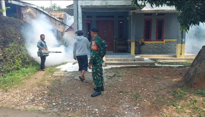 Babinsa dan Puskesmas Purwadadi Lakukan Fogging di Kampung Hegarmanah untuk Cegah DBD