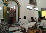 Kapolsek Lambu Kibang Iptu Kasiyono Jadi Khotib Jumat di Masjid Darussalam Tulang Bawang Barat