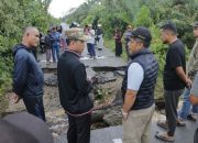 Bupati Tarmizi Tinjau Jalan Putus di Gampong Rantau, Komitmen Cari Solusi Banjir