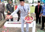 Peringati Hari Pahlawan, Wakil Bupati Romli Pimpin Tabur Bunga di TMP Kotabumi