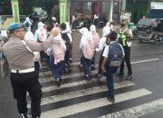 Polisi Satlantas Langkat Bantu Pengendara Mogok, Wujud Nyata Kehadiran Polri di Tengah Masyarakat