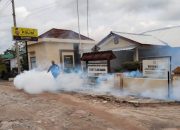 Antisipasi DBD, Polsek Dente Teladas Fogging Seluruh Kawasan Mako dan Permukiman Warga
