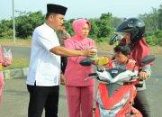 Kapolres Tubaba Pimpin Aksi Berbagi Takjil, Perkuat Kedekatan dengan Masyarakat