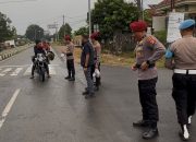 Sat Reskrim Polres Tubaba Tebar Kepedulian dengan Berbagi Takjil di Jalan Raya