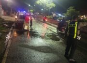 Respons Cepat, Sat Lantas Lampura Timbun Jalan Berlubang