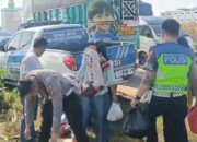 Sigap Tangani Laka Beruntun, Personel Polres Lampura Evakuasi Korban