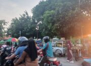 Suasana Sore Ramadan di Depan Masjid Besar Al-Mubarok Desa Sampalan Dipadati Pedagang Takjil