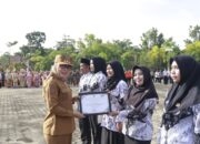 Bupati Way Kanan Beri Penghargaan GTK Nasional Pada Peringatan Hardiknas