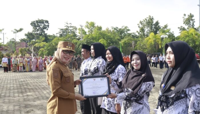 Bupati Way Kanan Beri Penghargaan GTK Nasional Pada Peringatan Hardiknas  Way Kanan – Peringatan Hari Pendidikan Nasional (Hardiknas) Tahun 2026 di Kabupaten Way Kanan tidak hanya berlangsung khidmat melalui upacara, tetapi juga dirangkaikan dengan penyerahan penghargaan serta berbagai kegiatan yang memperkuat semangat kebersamaan dan apresiasi terhadap insan pendidikan. Senin 4 Mei 2026.  Usai pelaksanaan upacara, Bupati Way Kanan, Ayu Asalasiyah, secara langsung menyerahkan Penghargaan Bupati Way Kanan kepada para pendidik dan tenaga kependidikan yang telah mengharumkan nama daerah pada ajang Anugerah GTK Tingkat Nasional Tahun 2025.  Penghargaan tersebut diberikan kepada Septri Marbhara, S.Pd., Gr., M.Pd., asal UPT SDN 1 Banjar Agung sebagai peraih kategori Pelopor Komunitas Belajar Kepala Satuan Pendidikan. Selain itu, penghargaan juga diberikan kepada Daryanti, S.Pd., Gr. (Kategori Guru TK/Pendidik PAUD/Tutor GTK Dedikatif), Ro’aini, S.Pd. (Kategori GTK Transformatif Pamong Belajar), Fisca Rizki Dwi Yanda, S.Pd. (Kategori GTK Transformatif Pamong Belajar), serta Syaiful Maarif (Kategori GTK Transformatif Tenaga Administrasi Sekolah).  Penghargaan ini menjadi bentuk apresiasi Pemerintah Kabupaten Way Kanan terhadap dedikasi, inovasi, serta kontribusi nyata para insan pendidikan dalam meningkatkan kualitas pembelajaran dan pelayanan pendidikan di daerah.  Sejalan dengan amanat Hardiknas yang menegaskan bahwa “pendidikan adalah kunci utama membangun masa depan bangsa”, penghargaan tersebut diharapkan mampu memotivasi para guru dan tenaga kependidikan lainnya untuk terus berinovasi dan berkontribusi dalam mencetak generasi yang cerdas dan berkarakter.  Rangkaian kegiatan kemudian dilanjutkan dengan pawai budaya yang diikuti oleh Persatuan Guru Republik Indonesia (PGRI) dari berbagai kecamatan se-Kabupaten Way Kanan. Pawai ini menampilkan keberagaman budaya nusantara sekaligus menjadi sarana edukatif untuk menanamkan nilai-nilai kebangsaan dan kecintaan terhadap budaya lokal.  Tidak hanya itu, suasana peringatan Hardiknas juga semakin semarak dengan pelaksanaan lomba tumpeng yang melibatkan berbagai unsur perangkat daerah dan organisasi. Kegiatan ini tidak sekadar menjadi ajang kreativitas, tetapi juga memperkuat nilai kebersamaan, gotong royong, serta rasa syukur atas capaian pembangunan di bidang pendidikan.  Melalui rangkaian kegiatan ini, Pemerintah Kabupaten Way Kanan menegaskan komitmennya untuk terus mendukung kemajuan pendidikan, sekaligus membangun ekosistem yang mendorong lahirnya sumber daya manusia unggul sebagai fondasi menuju Indonesia Emas 2045.