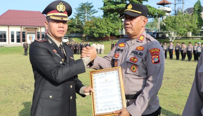 Kapolres Lampung Utara Beri Penghargaan kepada 16 Personel Berprestasi