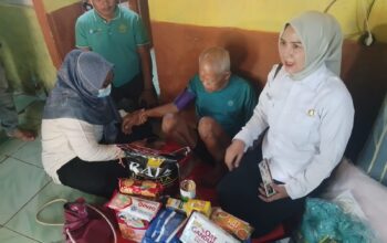 Kementerian Sosial RI Salurkan Bantuan untuk Pak Casman di Desa Dukuh