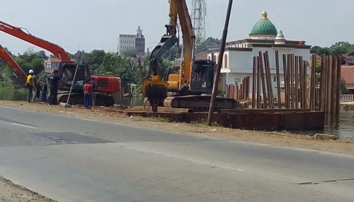 DI DUGA PROYEK PERBAIKAN TANGGUL JEBOL DI BTB 19 MINIM STANDAR KESELAMATAN KERJA