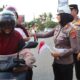 Polres Lampung Utara Bagikan 775 Bendera Sambut HUT ke-81 RI