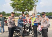 Kapolres Tubaba Bagikan Bendera Merah Putih Sambut HUT ke-81 RI