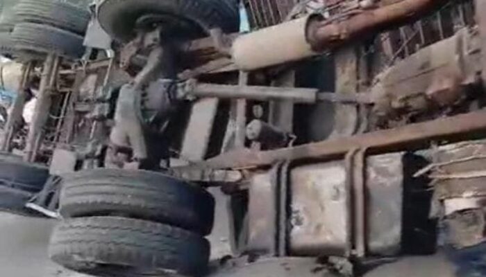 INFO PANTURA!! DIDUGA SOPIR MENGANTUK, KONTAINER TERBALIK DI JALUR PANTURA ERETAN INDRAMAYU PICU KEMACETAN PANJANG