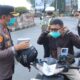 Antisipasi Abu Vulkanik, Polres Lampura Bagikan Masker