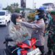 Kapolres Lampura Bersama TNI Bagikan Masker kepada Pengendara