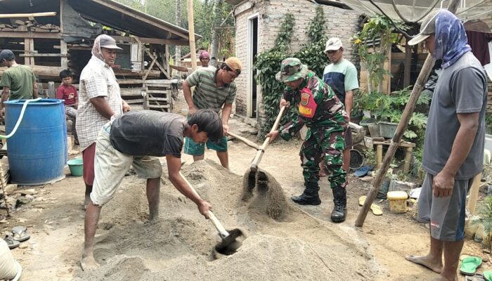 Babinsa Suwito Bantu Warga Bangun Rumah Layak Huni