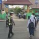 Wujud Kepedulian, Polisi Bantu Pelajar Menyeberang Jalan