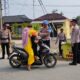 Jumat Berkah, Polsek Tumijajar Bagikan Hasil Panen Kangkung